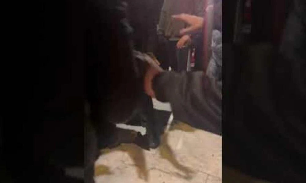 Ομάδα ατόμων επιτέθηκε σε πολίτη στην πλατεία Συντάγματος - Νόμιζαν πως είναι αστυνομικός (βίντεο)